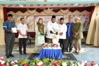 Dr Muhammad Rawi (tengah) menyempurnakan gimik penanaman pokok chucoh sempena Majlis Perasmian SAM Agensi Nuklear Malaysia dan Karnival STEM. 