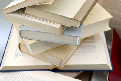 Membaca akhbar, rencana, buku ilmiah dan bahan bacaan berkualiti dapat membantu pelajar menambah kosa kata serta meluaskan pengetahuan am. Pengetahuan ini boleh digunakan untuk menghasilkan karangan yang lebih menarik dan meyakinkan. Foto: Canva