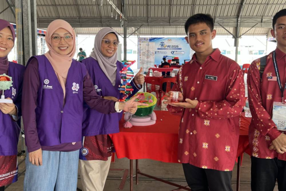 Al-Amin (dua dari kanan) di hadapan reruai Little Lab: Little Scientist kendalian pasukan PKTAAB, USM yang memberi peluang kepada pelajar meneroka dunia sains melalui eksperimen interaktif dan pengalaman pembelajaran secara langsung.