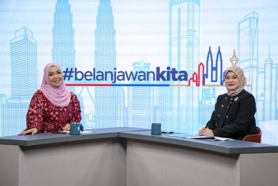 Fadhlina (kanan) pada sesi temu bual bagi program Ruang Bicara bertajuk 'Merealisasi Belanjawan 2027'. 
