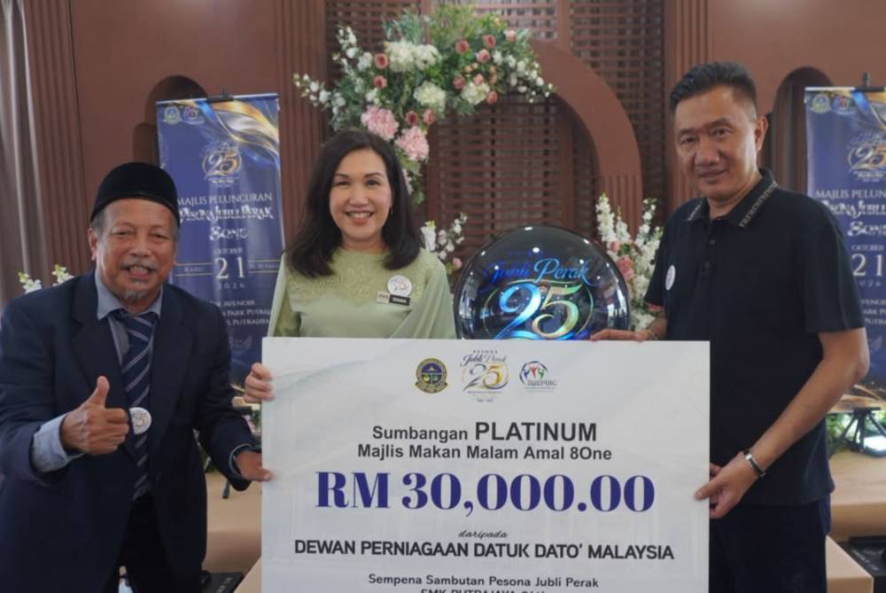 Dr Nor Hasnal (kanan) menyampaikan sumbangan RM30,000 kepada Nur Asmara Diana (tengah) sambil disaksikan Roslan (kiri).