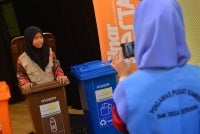 BERAKSI... Kumpulan ini merakam video mengikut tugasan yang diberikan. 