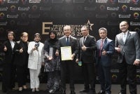 Rosli (empat dari kanan) hadir mewakili MSU bagi menerima Anugerah Best Holistic Education & Graduate Impact 2026 di Kuala Lumpur baru-baru ini.