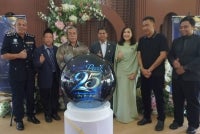 Nur Asmara Diana (tiga dari kanan) bersama barisan tetamu kehormat pada majlis pelancaran sambutan Majlis Makan Malam Amal Pesona Jubli Perak 8One yang bakal berlangsung di The Everly Putrajaya pada 5 Disember depan. 