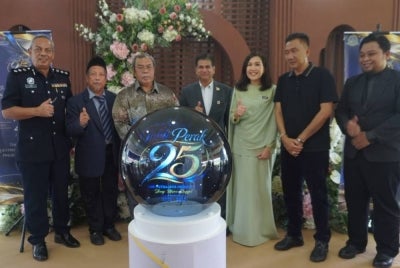 Nur Asmara Diana (tiga dari kanan) bersama barisan tetamu kehormat pada majlis pelancaran sambutan Majlis Makan Malam Amal Pesona Jubli Perak 8One yang bakal berlangsung di The Everly Putrajaya pada 5 Disember depan. 