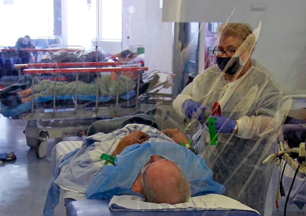 A COVID-19 patient is treated in a hallway makeshift ICU of the Bucharest's University Emergency Hospital in Bucharest, Romania, Nov. 4, 2021. (Photo by Xinhua)