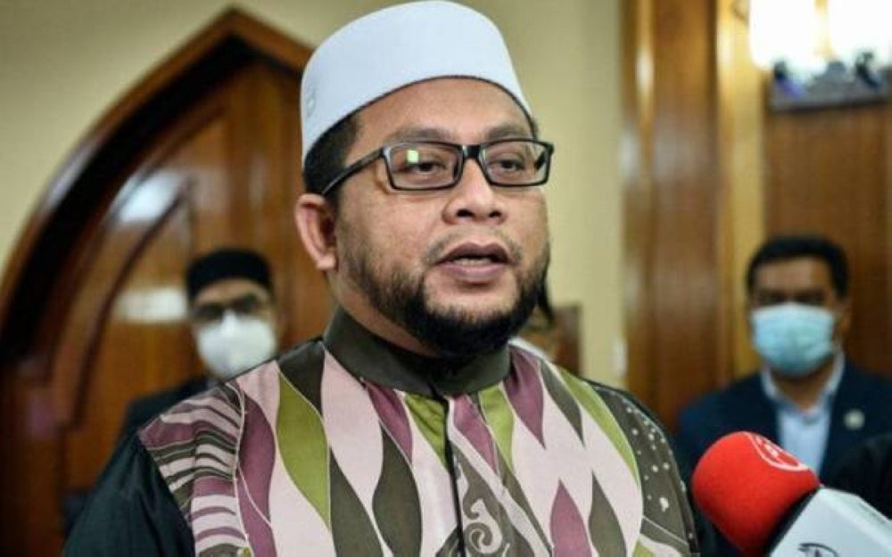 Minister in the Prime Minister’s Department (Religious Affairs) Datuk Ahmad Marzuk Shaary stated that as long as companies complies with the requirements in the manual for halal certification, they are entitled to the certificate, regardless of public criticism.