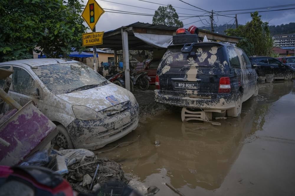 Aftermath of floods in Hulu Langat on Dec 26 where most areas wreaked on muds from the flodos. (Source: Bernama)