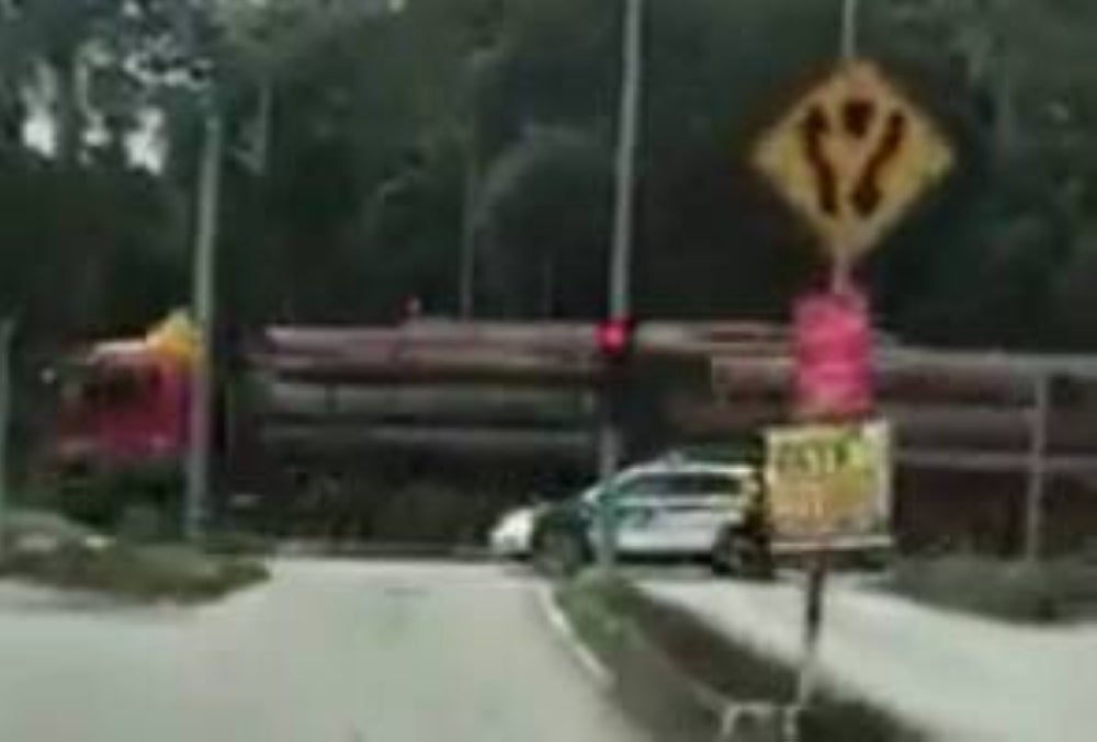 A screen grab of the viral video depicting JPJ vehicles escorting timber lorries in Kelantan went viral yesterday and elicited various reactions from netizens, with some of them urging the department to explain the matter.