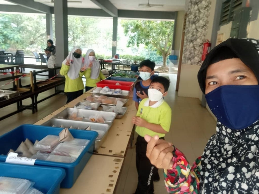 Roswati Shalina with the students at the canteen of SK KLIA during a previous school session