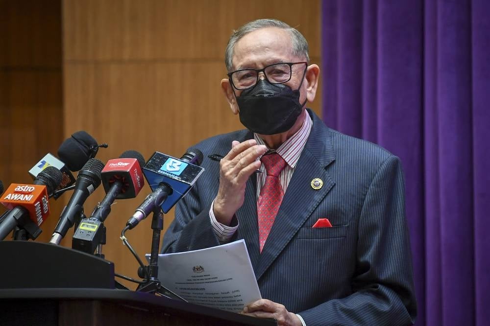 Anti-Corruption Advisory Board Tan Sri Abu Zahar Ujang addressing the media during MACC special press conference at its headquarters today. (Source: Bernama)