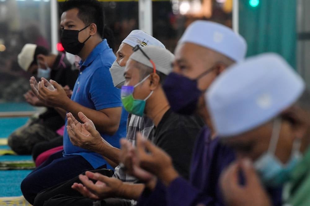 Congregants performing a Solat Hajat to welcome 2022 at the Masjid Tepian Putra in Kuantan. -- Bernama Photo.
