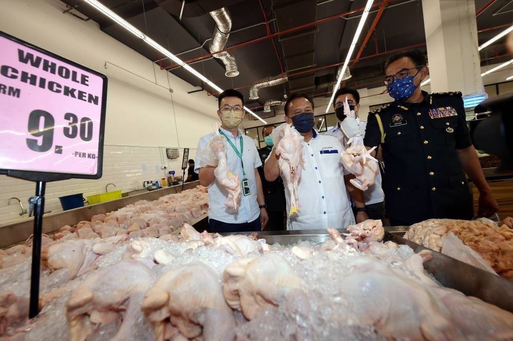 Domestic Trade and Consumer Affairs Minister Datuk Seri Alexander Nanta Linggi cautioned that without government intervention, prices of chicken, eggs would increase even further. Bernama Photo.
