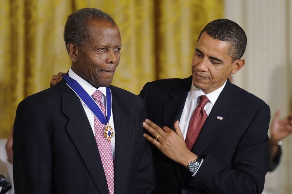 US President Barack Obama (R) awards US actor Sidney Poitier (L) with the Presidential Medal of Freedom during a ceremony in the East Room of the White House in Washington, D.C., USA, Aug 12, 2009 (reissued 07 January 2022). (Source: EPA/SHAWN THEW)