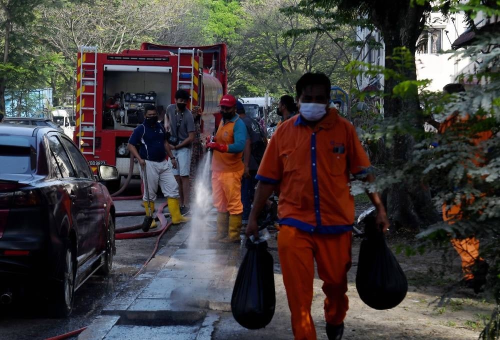 Alam Flora workers help clean drains during the Mega Flood Clean-Up Programme at Taman Sri Muda, Section 25, Shah Alam on Jan 8. (Source Bernama)