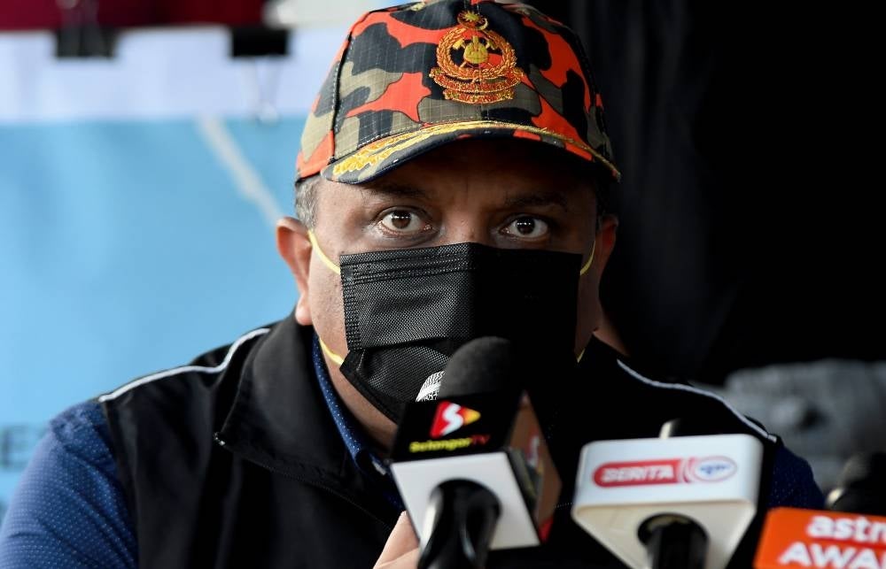 Reezal Merican talking at a press conference during the Mega Flood Clean-Up Programme at Taman Sri Muda, Section 25, Shah Alam on Jan 8. (Source Bernama)