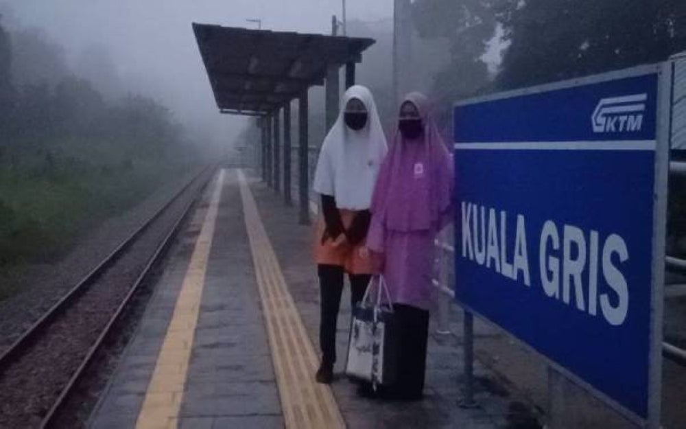 SMK Dabong students have missed the first day of the school year after they were stranded at the Kuala Gris train station last Sunday.