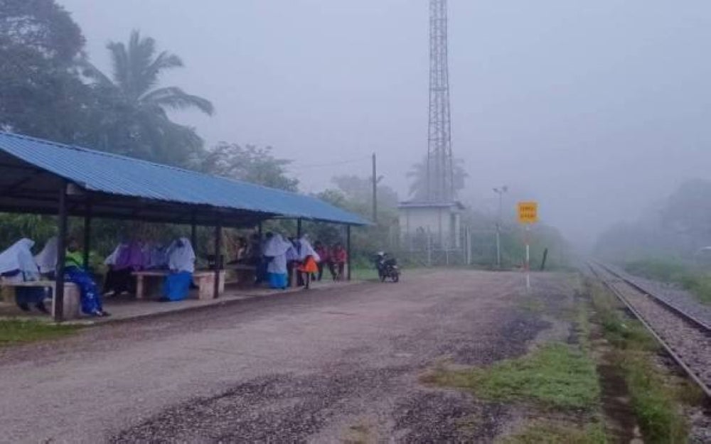 Some 100 students in Kampung Kuala Gris, Kuala Krai were unable to attend school when the shuttle train did not stop at the station last Sunday.