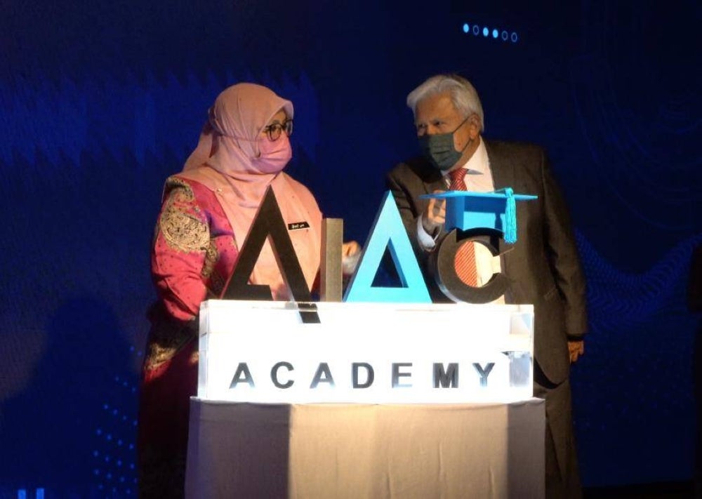 Mas Ermieyati and AIAC director Tan Sri Datuk Suriyadi Halim Omar during the launch.