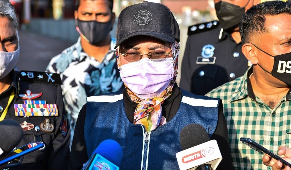 Halimah talking to the press during a visit to Sri Subramaniar Swamy Temple in Batu Caves today. (Source: Bernama)