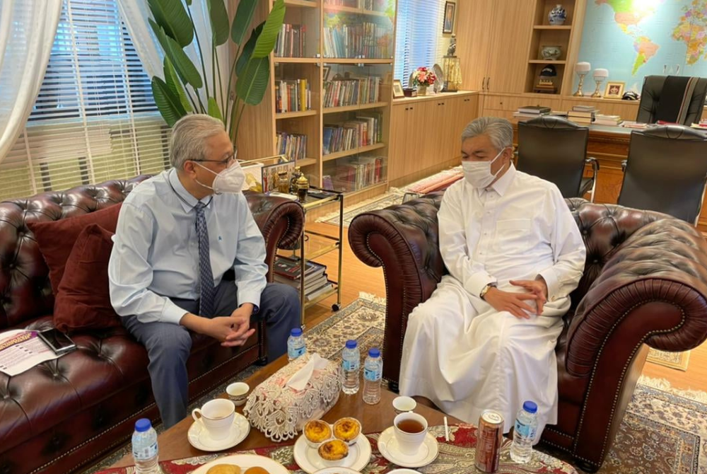 Zahid visiting Ismail Sabri after he was appointed Deputy Prime Minister in July last year. This was Ismail Sabri's first day in office as DPM. (Source: suara.tv)