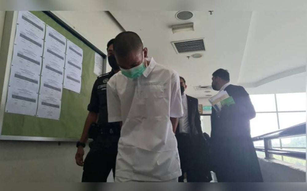 The Shah Alam High Court has set aside the 10-day jail sentence and RM4,000 fine imposed on teenager Daniel Iskandar who had tried to steal mosque funds.