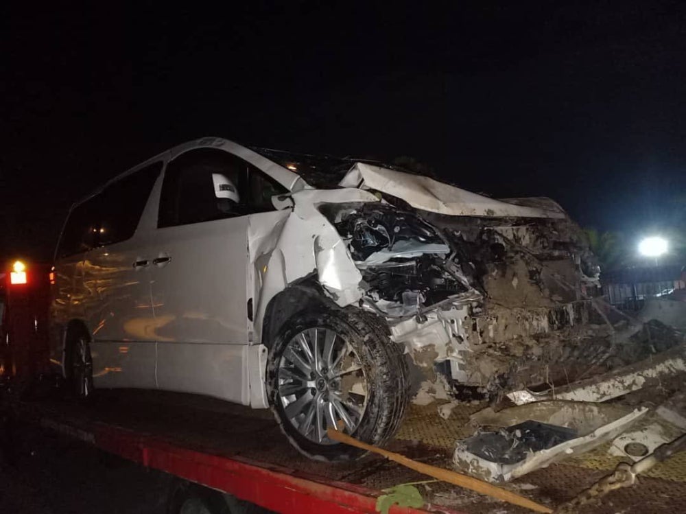 Sri Pahang FC team manager Dollah Salleh and seven of his family members were involved in a road crash after the vehicle they were traveling in skidded, last night. - BERNAMA TWITTER