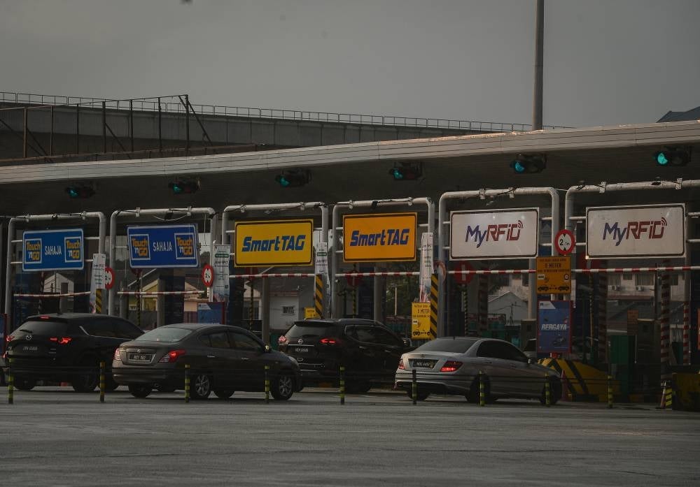 PLUS Malaysia Berhad (PLUS) has doubled up the teams to assist customers at the toll plazas to ensure a smoother travel experience for the North-South Expressway users who have migrated to the Radio Frequency Identification (RFID) technology as their toll payment of choice. - BERNAMA