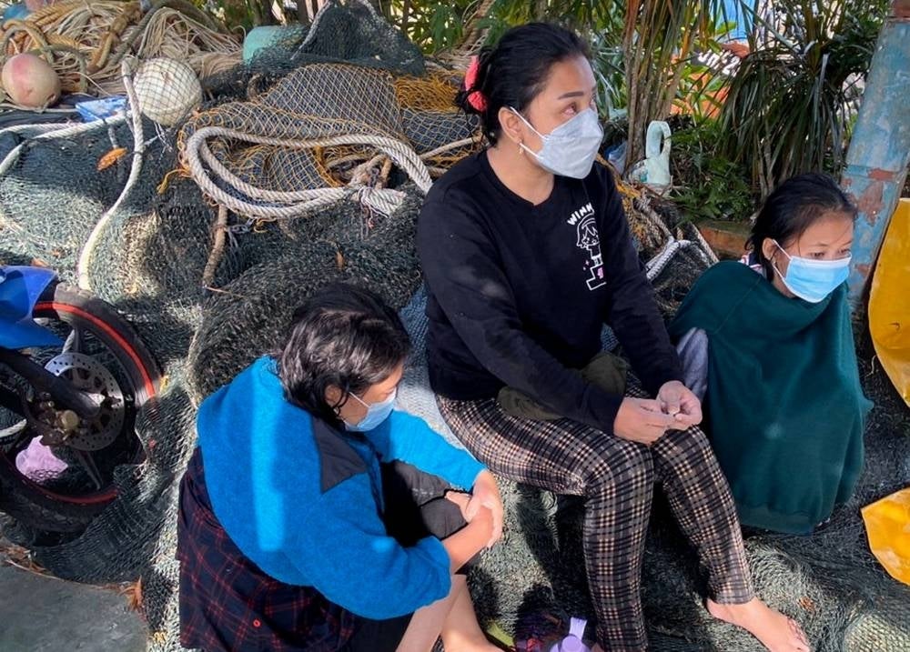 Six illegal immigrants rescued after the boat they were on capsized in Pontian waters, early today. - BERNAMA