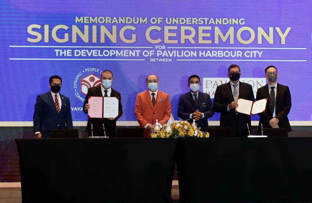 Sabah Chief Minister Hajiji Noor witnessed the MOU signing between the state and investors for three major development projects worth RM4.3 billion to be developed in the state. -- Bernama Photo.