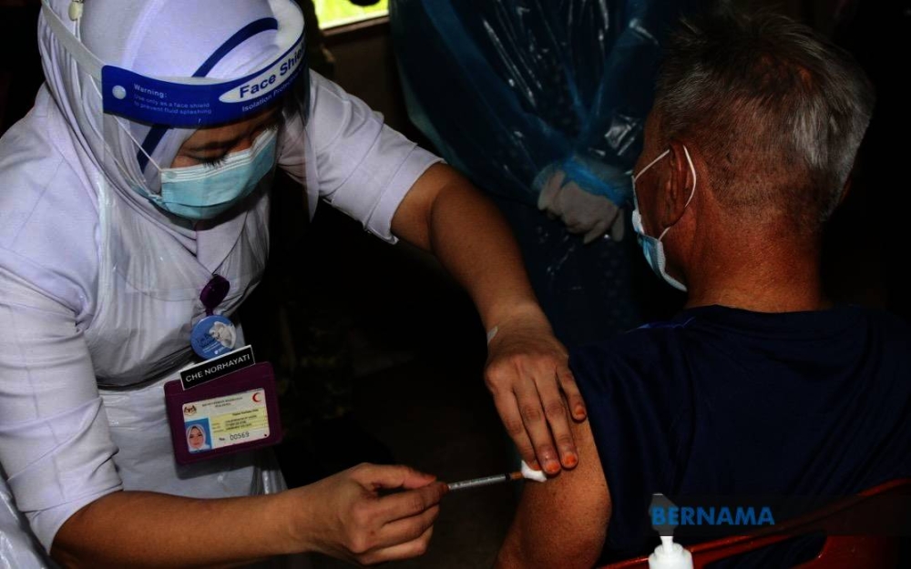 Beginning Monday (Jan 24), offsite vaccination centres (PPVs) in Selangor, Kuala Lumpur, Putrajaya, Negeri Sembilan, Melaka, Penang and Sarawak will administer the Covid-19 booster vaccine on a walk-in basis to senior citizens aged 60 and above. - BERNAMA