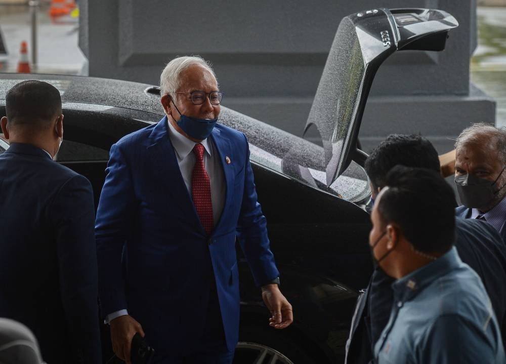 Najib (centre) arriving at the Kuala Lumpur High Court Former Prime Minister Datuk Seri Najib Razak on Jan 5. (Source: Bernama) 