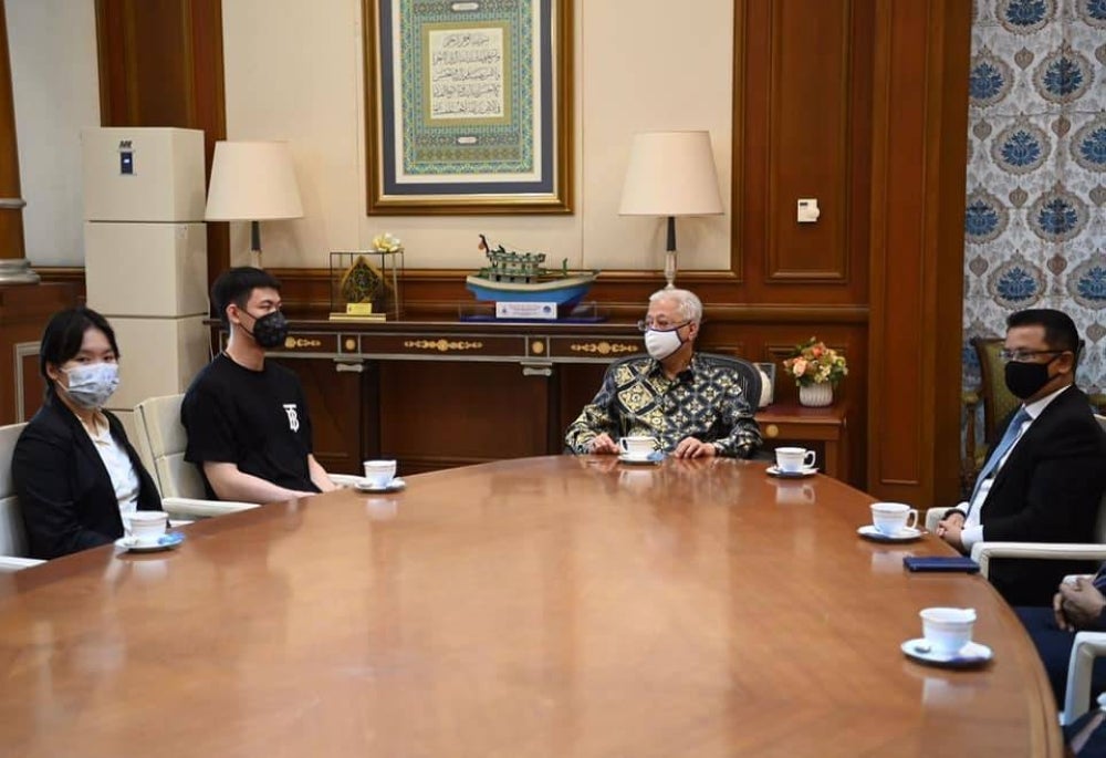 PM Ismail Sabri with Zii Jia and Jin Wei, along with BAM top officials earlier today. - Picture courtesy of Ismail Sabri's Facebook.