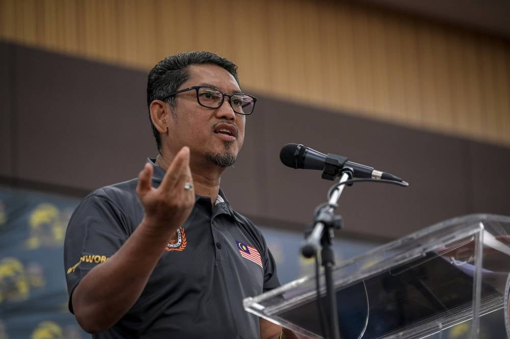 Youth and Sports Minister Datuk Seri Ahmad Faizal Azumu visits former national athletes Koh Lee Peng and Boey Su Siong in conjunction with the CNY celebration.- Photo by Bernama. 