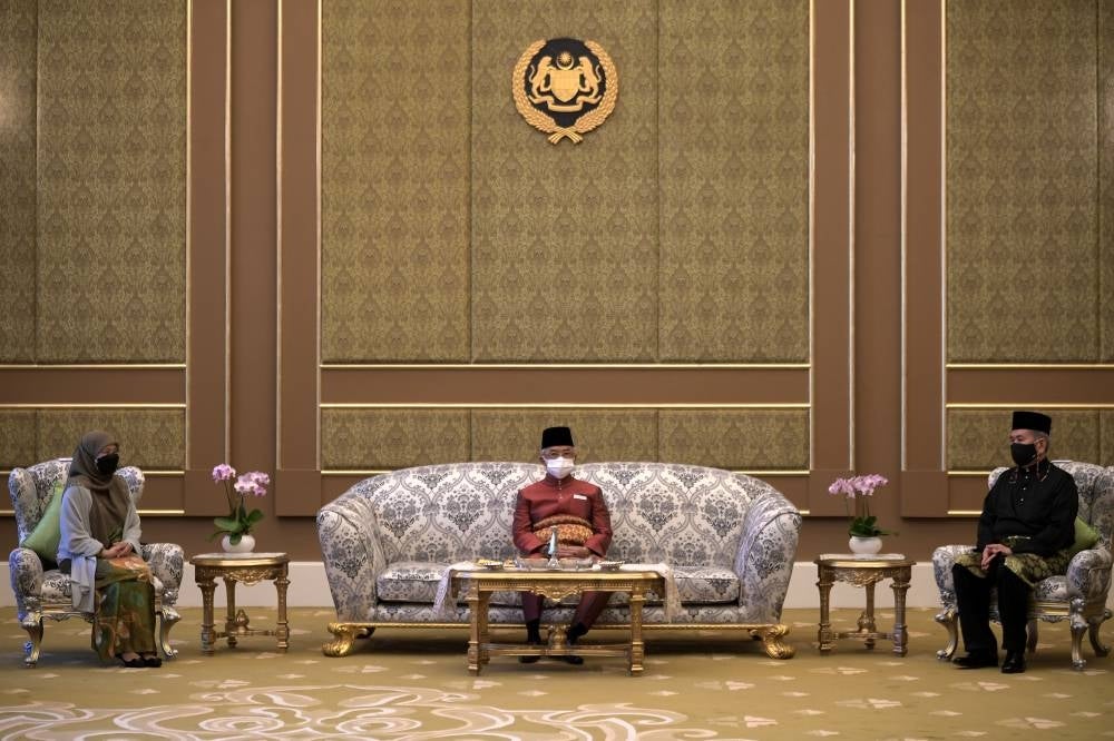 Yang di-Pertuan Agong Al-Sultan Abdullah Ri’ayatuddin Al-Mustafa Billah Shah along with Malaysia's Chief Justice Tun Tengku Maimun Tuan Mat (left) and Minister in the Prime Minister’s Department (Law and Parliament) Datuk Seri Wan Junaidi Tuanku Jaafar (right) at the ceremony to present the instrument of appointment to two judges. - Bernama Photo.