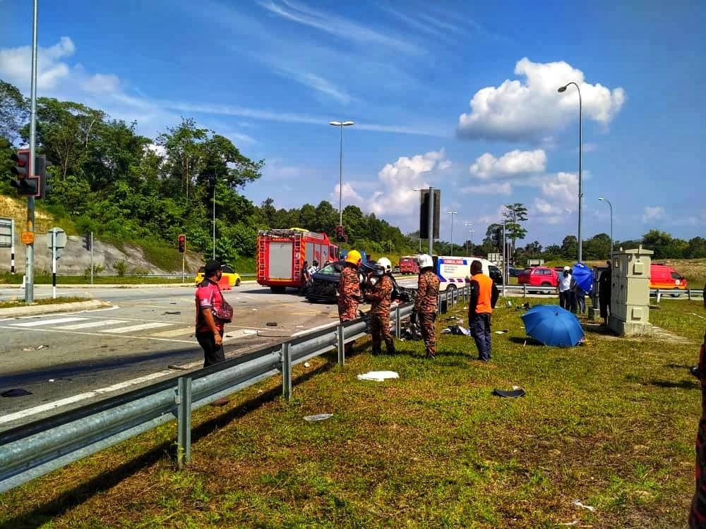 Personnel from the Fire and Rescue Department carried out rescue efforts to victims involved in the crash. (Source: Bomba)