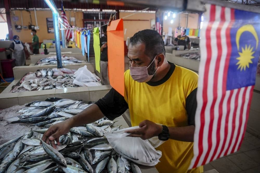 A customer buying fish at Pasar Awam Wakaf Tapai in Marang, Terengganu on Jan 30, 2022. - BERNAMA