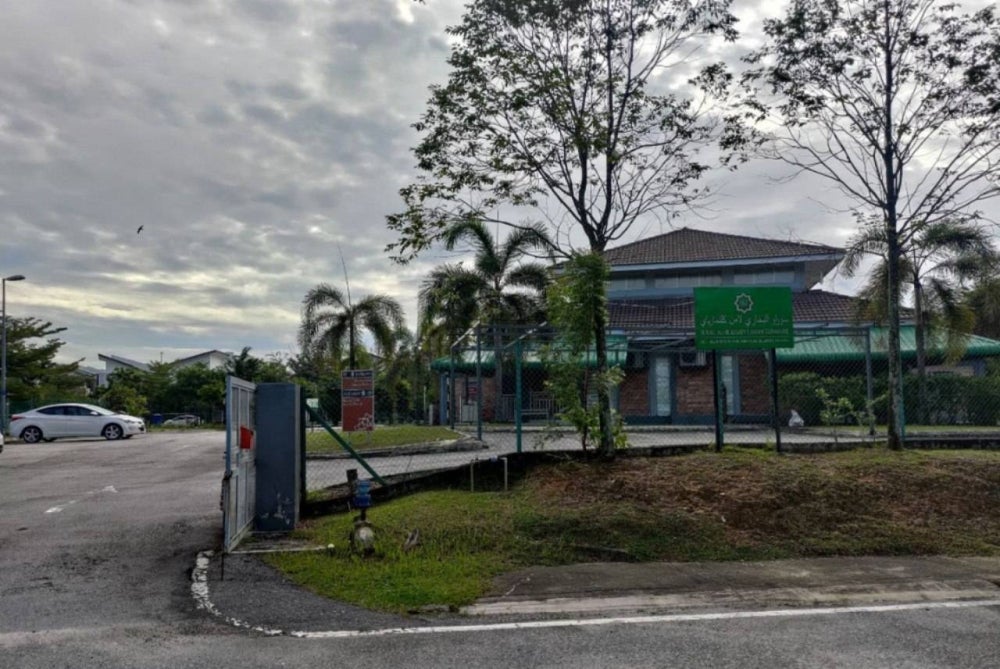 Surau Al-Bukhary in Laman Glenmarie, located next to Dewan Burgonia. Despite only a single road leading to the hall and away from the nearby gated communities, the surau is often frequented. - Photo by Danial Dzulkifly
