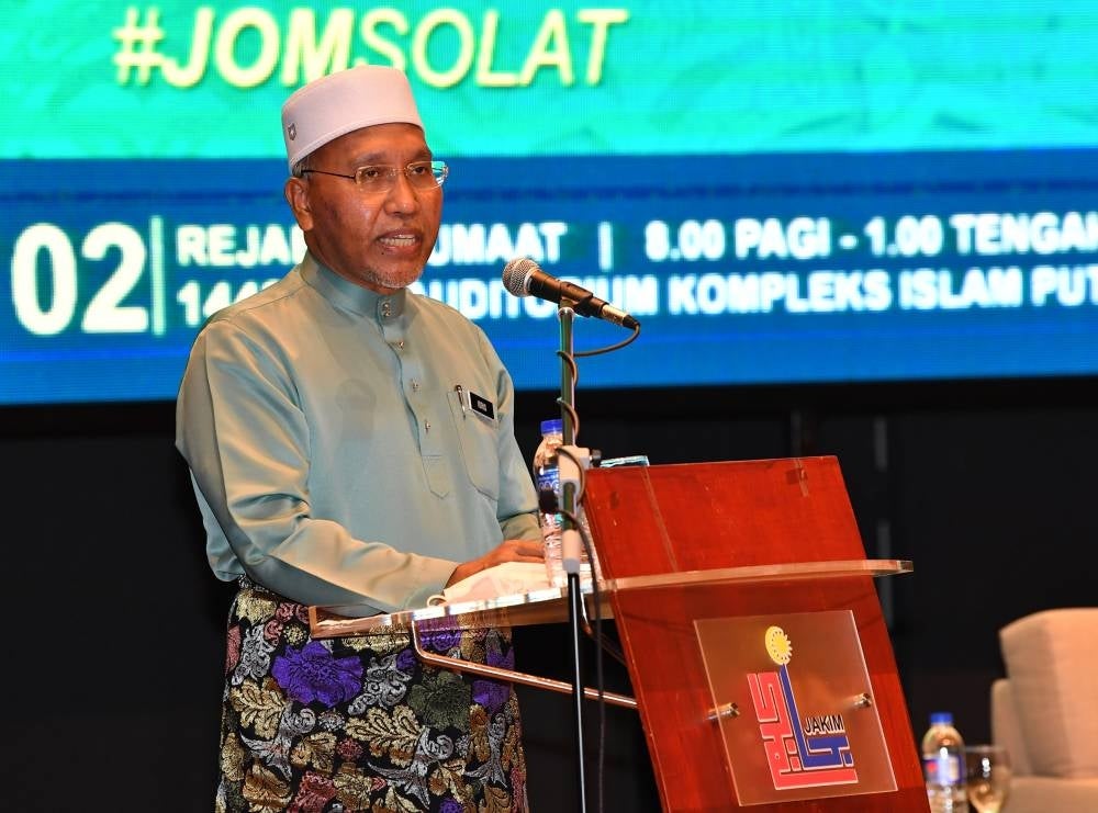 Vaccine booster shots are a requirement set by the Saudi government for Umrah pilgrims, says Idris Ahmad. - Bernama Photo.