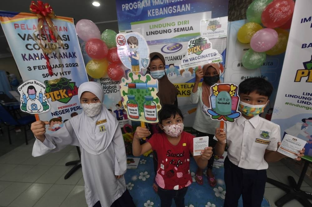 Five children (from left) Hana Zaheen Mohd Zaki, 8, Nur Eilma Rafiqa, 5, Muhammad Eiman Rafiqin, 8, Nordurrah Amni Ahmad Azham, 9, and Nureryna Batrisya Badrul, 9, after getting their vaccine at the Tuanku Fauziah Hospital in Kangar, Perlis on Feb 10, 2022. - BERNAMA