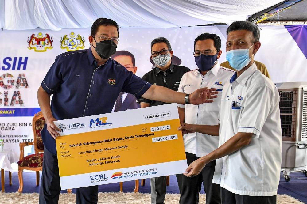Chief Secretary to the Government (KSN) Tan Sri Mohd Zuki Ali at the Terengganu Royal Malaysian Customs Department's (JKDM) CSR programme at Sekolah Kebangsaan Bukit Bayas, - BERNAMA