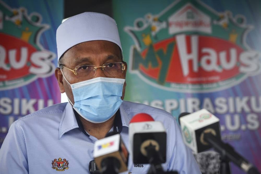 Religious Affairs Minister Idris Ahmad said pilgrims who had to cancel their Umrah travel following the month-long temporary postponement, will receive RM1,671 as compassionate payment starting Feb 18.