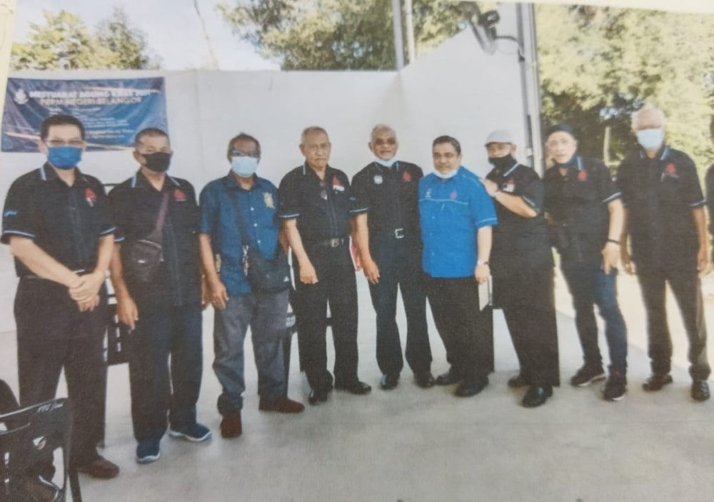 Zanol Aabidin (four from left) with members of the Malaysian Ex-Security Forces Association, Ampang Branch.
