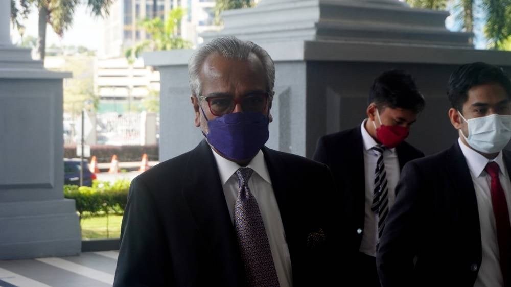 High Court dismissed Tan Sri Muhammad Shafee Abdullah’s bid to expunge over half of the written witness statement of a former Inland Revenue Board (IRB) officer in relation to his money laundering case involving RM9.5 million. - BERNAMA