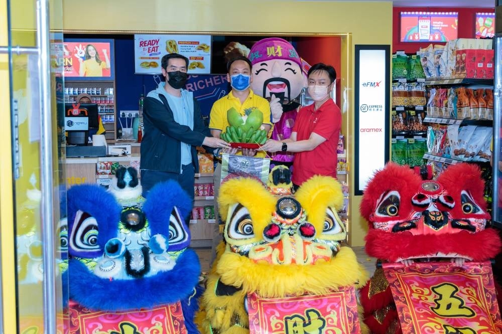 Grand Opening of PrestoMart Near U, SS 15 Subang. From left to right: Mr. Keith Lee (Managing Director of FMX Sdn Bhd, also known as eFMX), Mr. KK Yau (Managing Director of Near U), and Mr. Cheong Chia Chou (Group CEO of Presto).
