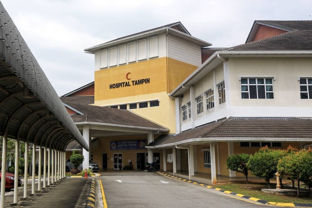 Tampin Hospital is one of the first hospitals to receive the floor cleaning robot. - BERNAMA