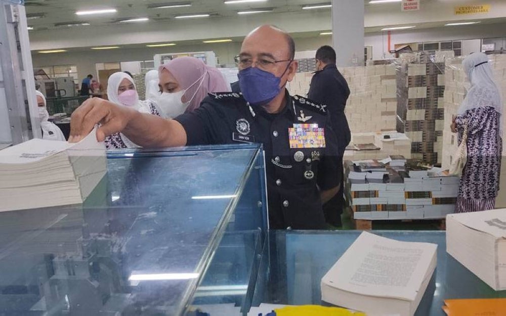 Shafien during his visit at the Ultimate Print building in Karangkraf on Wednesday.