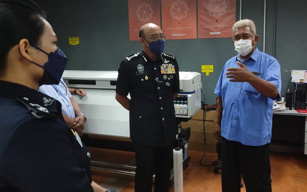 Shafien (left) during his visit in Ultimate Print building in Karangkraf on Wednesday.