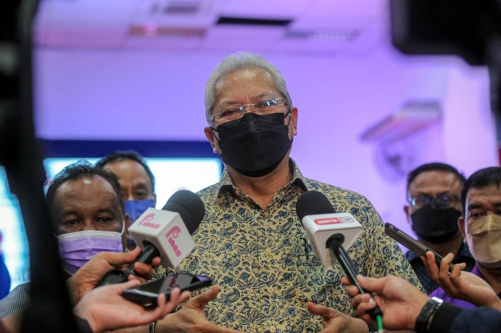 Communications and Multimedia Minister Tan Sri Annuar Musa after presenting letters of appointment to chairmen of the Keluarga Malaysia Community at the Johor state level (Eastern Zone) at the Kota Kecil Multipurpose Hall, in Kota Tinggi, on Thursday. - BERNAMA