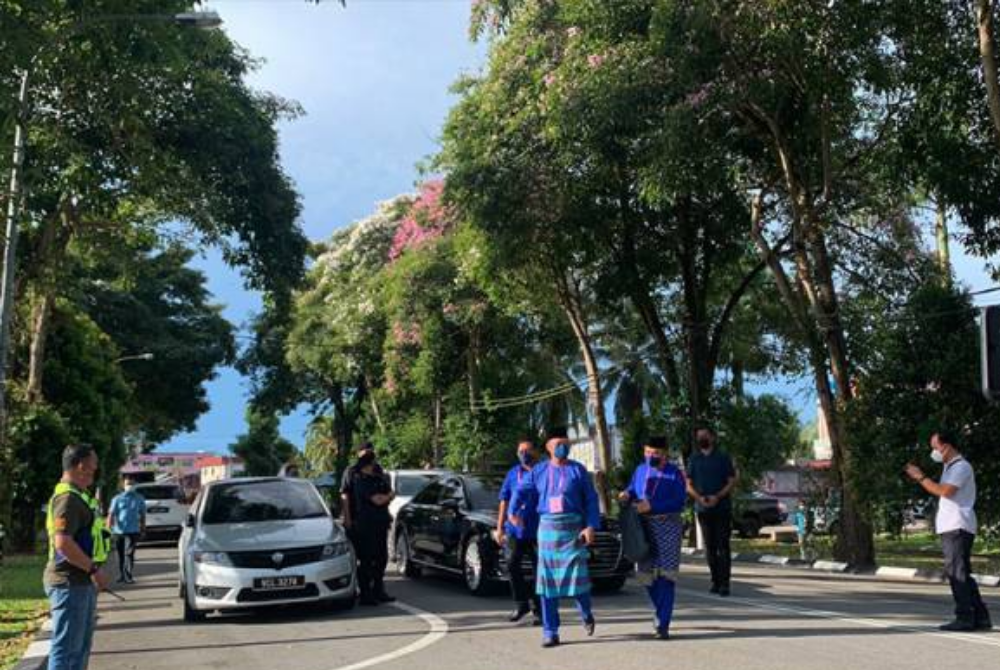 Hasni arriving at the Benut nomination centre. 
